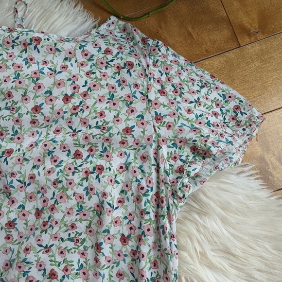 👕 REITMANS - Floral Flutter Sleeve Blouses - Picture 2 of 5
